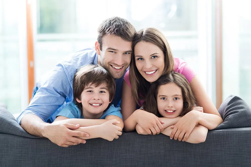 Família analisando a troca de plano de saúde